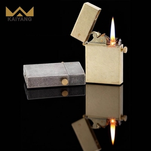 ไฟแช็คโบราณแบบคลาสสิ<span class=keywords><strong>ก</strong></span> ใช้เชื้อเพลิงน้ำมันก๊าด ดีไซน์เปิดอัตโนมัติ ทำจา<span class=keywords><strong>ก</strong></span>โลหะ เหมาะสำหรับเป็นของขวัญ - Product Image 1