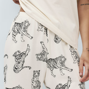 Ensemble de pyjama confortable pour femmes en modal mélangé imprimé, t-shirt à manches courtes couleur crème et pantalon long à jambes larges, vêtements de détente élégants pour toutes les saisons - Product Image 3