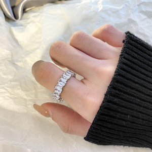 Anillo de eternidad de moissanita gruesa con brillantes piedras redondas, tipo baguette y marquise, diseñado para joyería hip hop de lujo atrevida. - Product Image 5