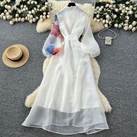 Cette robe de style français dégage une touche de sophistication pour les femmes. Il présente un col lacé, une taille cintrée et des manches lanternes.