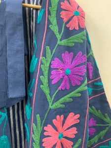 Abrigo largo de invierno de terciopelo y algodón con estampado animal arcoíris, hecho a mano, estilo suzani, extragrande, ecológico, transpirable, artesanal. - Product Image 2