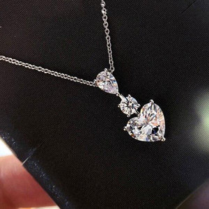 Set di Gioielli a Forma di Cuore con Zirconia Cubica per Donne, Collana con Ciondolo e Orecchini a Perno in Rame Placcato Rodio con Stile Elegante - Product Image 3