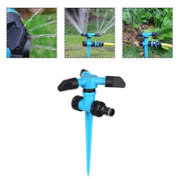 Arroseur d'irrigation à trois buses sur piquet pour pelouse, jardin et usage domestique
