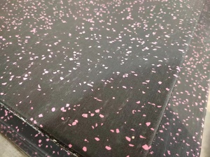 Rouleau de revêtement de sol en caoutchouc pour salle de sport - Antidérapant, résistant à l'usure, surface texturée, installation par clic, design européen pour la maison, le bureau et la salle de sport - Product Image 4