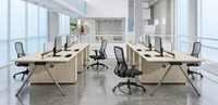 Poste de travail moderne pour 4 personnes avec prises électriques, cloisons de bureau et armoires de rangement pour entreprises