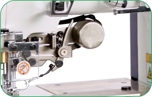 Máquina <span class=keywords><strong>de</strong></span> coser automática <span class=keywords><strong>de</strong></span> cama plana con puntada <span class=keywords><strong>de</strong></span> cubierta y interlock <span class=keywords><strong>serie</strong></span> DS-588, con motor paso a paso y cortahilos automático. - Product Image 4