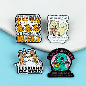 Broche animale mignonne de dessin animé, forme irrégulière créative, accessoire anglais, badge personnalisé et polyvalent, décoration de sac à dos - Product Image 2