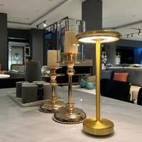 Nordic Hotel Rechargeable LED Light Restaurant de luxe Batterie sans fil Lampe de table au design minimaliste en métal doré contemporain
