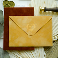 Enveloppe en velours monogrammée avec pochette à invitation gaufrée à chaud, design personnalisé pour mariage, célébration, anniversaire, envois postaux