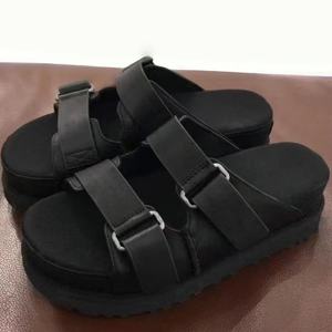 Nouvelles pantoufles d'été UGGS pour hommes et femmes, sandales décontractées d'extérieur, respirantes, à semelle épaisse, antidérapantes, à double couche - Product Image 2