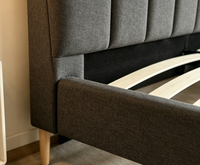 Tête de lit moderne à rayures verticales avec cadre en bois et rembourrage doux, pliable pour lits doubles et queen size de chambre à coucher