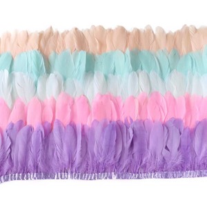 Plumas de Ganso Teñidas de 15-20 cm, con Franjas, de Primera Calidad, para Disfraces de Carnaval - Product Image 4
