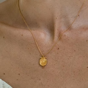 Collar de Moda Personalizado con Colgante de Moneda de Oro con Incrustaciones de Gemas y Plata Chapada en Oro de 18K, Textura Tejida, Estilo Apilado, para Uso Diario y Fiestas - Product Image 3