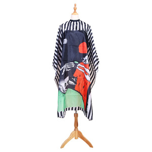 Capa de Peluquería Estilo Mexicano con Estampado de Calavera, Material Textil Resistente al Agua para Coloración y Cuidado del Cabello - Product Image 1