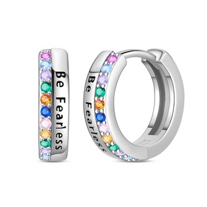 Boucles d'oreilles clous en argent 925 plaqué or 18 carats, serties de zircons en forme d'étoile octogonale et de fleurs d'<span class=keywords><strong>iris</strong></span>. Exsude l'élégance - Product Image 3