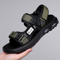 Semelle extérieure amortissante pour le talon, fermeture Velcro en trois sections, accents de logo élégants, créant une chaussure décontractée respirante et fonctionnelle.