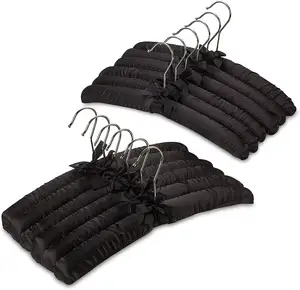 पिछलग्गू 12pcs काले Suppliers-12pcs गद्देदार विरोधी पर्ची प्रीमियम भारी शुल्क मोटी साटन नरम कपड़े कोई कंधे टक्कर नॉर्डिक थोक हैंगर कपड़े के लिए बालकनी