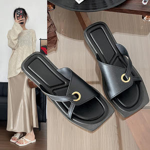 Zapatos de playa de suela blanda, versátiles y a la moda, para usar con pantuflas planas informales para mujer. - Product Image 2