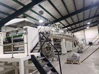 Machine de revêtement adhésif pour film réfléchissant, machine de revêtement et de laminage de film réfléchissant auto-adhésif