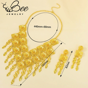 Ensemble de bijoux et accessoires de mariage traditionnels africains orthodoxes en alliage d'or 24 carats, collier bib fleur doré et boucles d'oreilles - Product Image 6