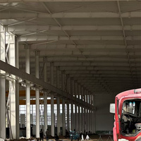 Complexe sportif intérieur, bâtiment en structure métallique, disposition de plusieurs terrains, sièges pour les spectateurs et installations de soutien sportif