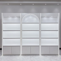 Vitrine de présentation de cosmétiques blanche simple avec finition peinture au four, rangement amovible et éclairage pour salon de beauté et boutique de cosmétiques