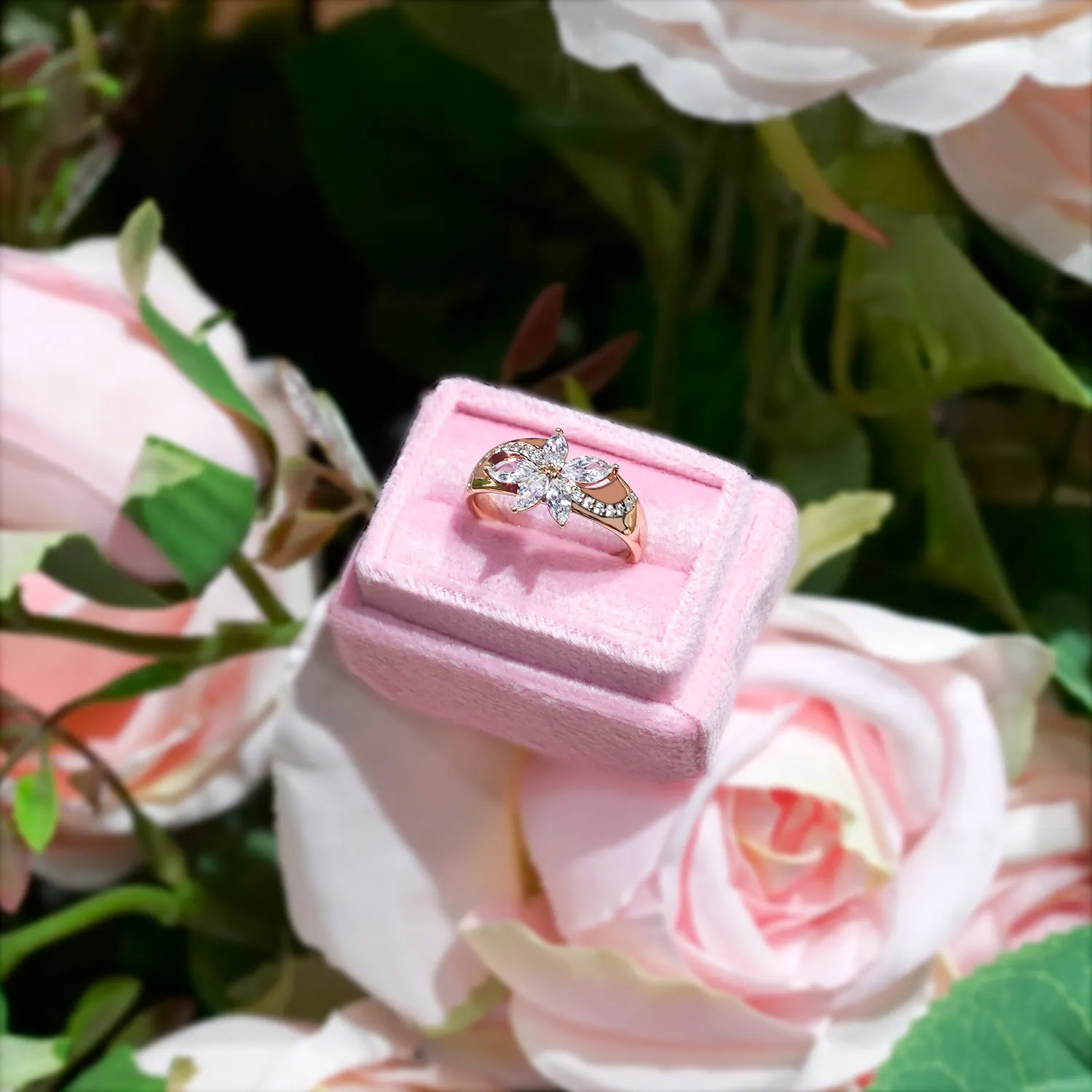 Foshan DEQI Fabrik benutzer definierte Logo niedlichen rosa Samt Ring Fall Schmuck Flip beflockte Plastik boxen für Juwelier geschäft Laden verpackung