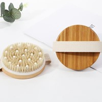 Brosse sèche ovale à la mode d'épurateur de corps de bain de logo personnalisé avec le sac emballé en vrac de nettoyage de peau de matériel d'éponge de poignée courte