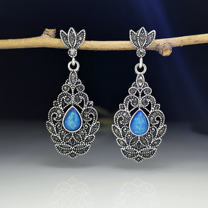 Orecchini a Perno Traforati con Dettagli in Stile Opale, Design Vintage, Accessori di Moda per Donne - Product Image 2
