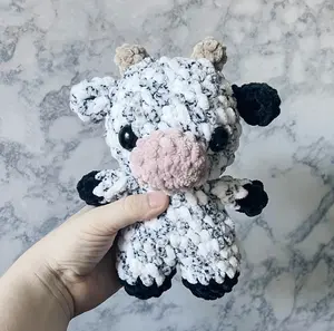 Bambole lavorate a maglia all'ingrosso colore carino mucca uncinetto giocattolo personalizzato peluche regali giocattolo per bambini peluche fattoria all'uncinetto