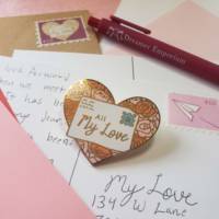 Lettre personnalisée à quatre couleurs motif de fleurs épinglettes en métal épingles en émail dur doux plaqué mode populaire lettre d'amour personnalisée