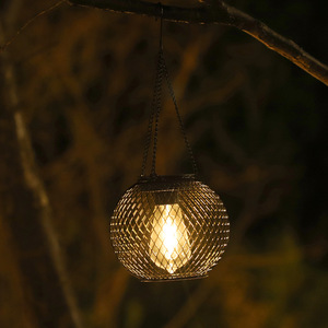 Lanterna Solare Vintage in Metallo Nero con Design a Griglia, Luce LED da Esterno per Giardino, Lanterna a Vento per Feste e Atmosfera - Product Image 6