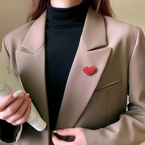 Nuevas Tendencias al por Mayor, Broches Brillantes con Diamantes Completos en Forma de Corazón Rojo para Mujeres, para Bodas y Fiestas - Product Image 5