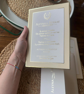 Tarjeta de Invitación de Boda de Lujo con Marco de Terciopelo Crema Personalizado, Papel Dorado y Sobre Grueso con Hoja de Oro - Product Image 1