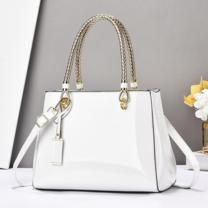 Sac cabas élégant en cuir verni avec poignées tressées et bandoulière amovible pour femme, usage quotidien - Product Image 2