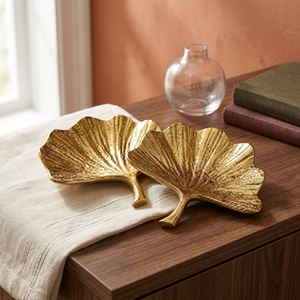 Assiettes décoratives en forme de feuille dorée, en métal poli fait main, design moderne et luxueux - Product Image 6