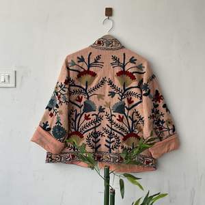 Veste brodée Suzani faite à la main manteau en coton matelassé Boho vêtements d'extérieur brodés ethniques pour femmes veste florale d'art traditionnel - Product Image 2