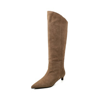 Bottines à talon fin à bout pointu et découpe en V