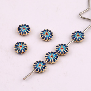 จี้รูปดอกไม้เคลือบสี ขนาด 12 มม. ทำจากโลหะผสมสังกะสี สำหรับทำเครื่องประดับ DIY เช่น สร้อยข้อมือ สร้อยคอ จี้แฟชั่นสำหรับทุกเพศ - Product Image 4