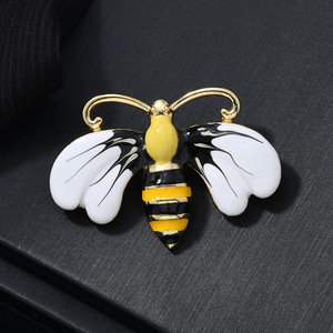 Nuevo broche de aleación de zinc ecológico con diseño de miel goteando, elegante, de alta gama, accesorio de ropa con temática animal adorable - Product Image 1