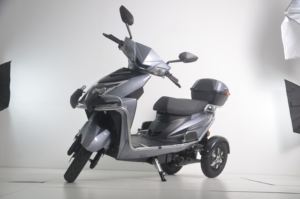 Scooter électrique argenté nouvelle <span class=keywords><strong>moto</strong></span> électrique <span class=keywords><strong>à</strong></span> <span class=keywords><strong>3</strong></span> <span class=keywords><strong>roues</strong></span> pour adultes tricycles <span class=keywords><strong>à</strong></span> la mode <span class=keywords><strong>moto</strong></span> électrique <span class=keywords><strong>à</strong></span> trois <span class=keywords><strong>roues</strong></span> - Product Image 4