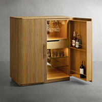 Modernité haut de gamme, détails cannelés pour villa de luxe, armoire à vin, buffet, commode à liqueurs, personnalisation sur mesure