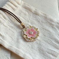 " Lotus rose "   Nouveau collier long en émail doré de style chinois avec relief coloré et filigrane de lotus, accessoire pendentif pour femme