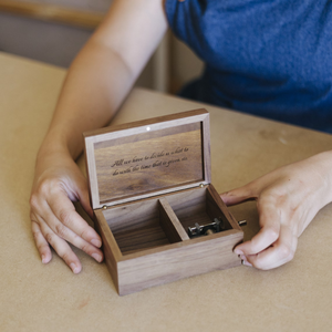 <span class=keywords><strong>Caja</strong></span> <span class=keywords><strong>de</strong></span> música <span class=keywords><strong>de</strong></span> madera natural <span class=keywords><strong>de</strong></span> diseño personalizado, mecanismo <span class=keywords><strong>de</strong></span> viento <span class=keywords><strong>con</strong></span> manivela, reproductor <span class=keywords><strong>de</strong></span> melodía único, <span class=keywords><strong>caja</strong></span> <span class=keywords><strong>de</strong></span> almacenamiento <span class=keywords><strong>de</strong></span> joyería <span class=keywords><strong>de</strong></span> madera - Product Image 1
