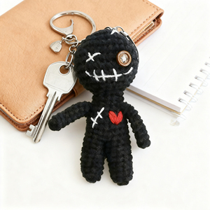 Bambola di Crochet Nera Malefica Personalizzata con Cuore Rosso, Portachiavi Fatto <span class=keywords><strong>a</strong></span> Mano per Peluche Imbottiti - Product Image 3