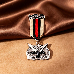 Broche épaulette en alliage de zinc à motif hibou, badge en métal émaillé personnalisé avec ruban, broche de costume rétro, faible MOQ, en vente - Product Image 4