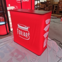 Stand de convention 10x20 pieds avec poteau lumineux rond, comptoir éclairé et impression de fond couleur personnalisée