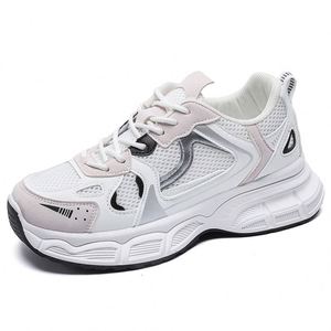 รองเท้าผ้าใบผู้หญิงทรง Dad Shoes รุ่นใหม่ปี 2025 ระบายอากาศได้ดี แบบผูกเชือก สีพื้น สไตล์เกาหลี แมทช์ได้กับทุกชุด พื้นหนา รองเท้าวิ่งลำลอง - Product Image 5
