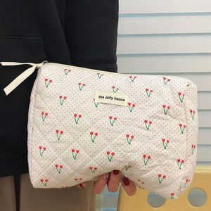 Wholesale Handmade Floral Cotton Zipper Quilted Bag Soft Cotton <b>Makeup</b> Brushes <b>Storage</b> Bag Floral <b>Makeup</b> Bag - Product Image 3