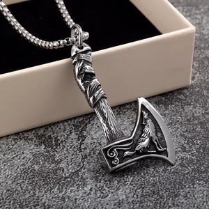 Collar con colgante de hacha de acero inoxidable para hombre, diseño de lobo y cuervo de doble cara, joyería de regalo - Product Image 1